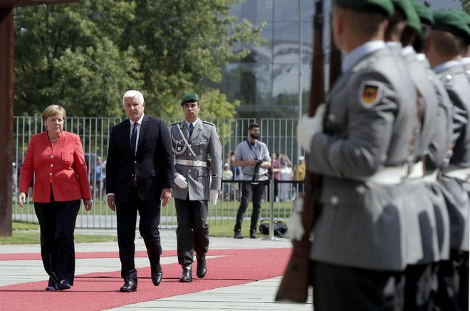 Nemška kanclerka Angela Merkel je opozorila premierja Duška Markovića na nezadosten boj proti korupciji in kriminalu ter na pritiske na medije. FOTO: Michael Sohn/ AP