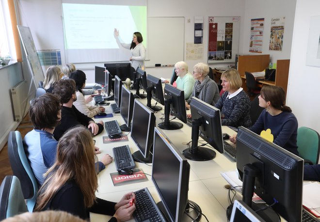 Po formalnem izobraževanju &raquo;šolske klopi&laquo; pogosto združijo različne generacije. Foto Dejan Javornik