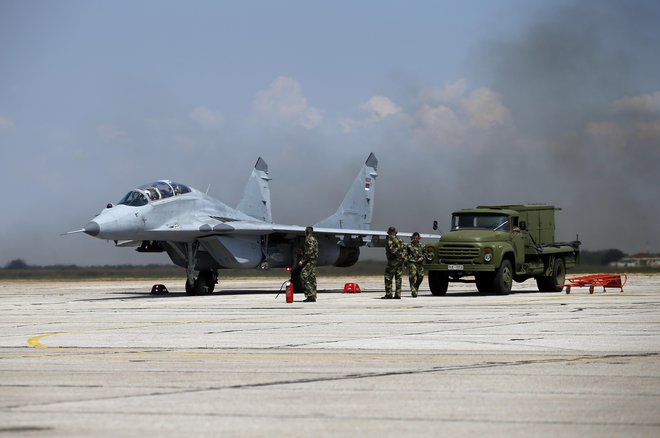 Srbska vojska se posodablja z letali MiG-29. FOTO: Darko Vojinovic/AP