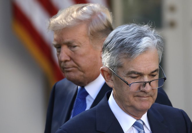 Predsednik Donald Trump in šef Feda Jerome Powell sta kar zadeva obresti vsak na svojem bregu. Foto Reuters