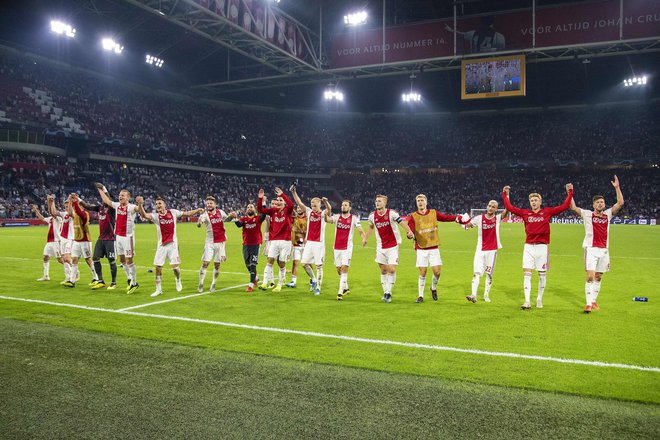 Nogometaši Ajaxa (na fotografiji) so v prvi tekmi boja za ligo prvakov premagali Dinamo Kijev s 3:1, zato čaka Benjamina Verbiča in soigralce veliko dela, če ne želijo pasti raven nižje, torej v evropsko ligo.