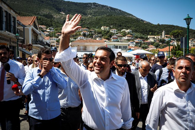 Grški premier Aleksis Cipras na otoku Itaka pozdravlja svoje politične podpirnike. Foto Reuters