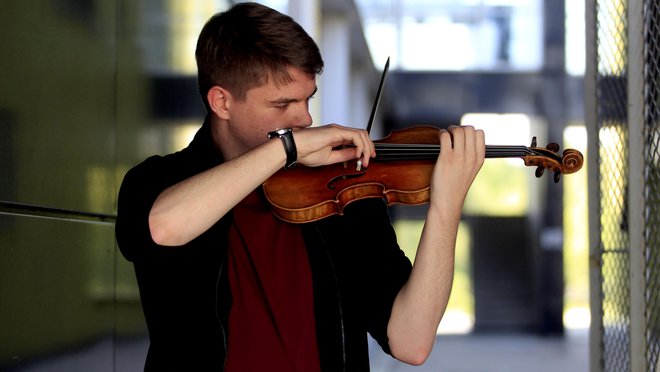 Nikola Pajanović je pred občinstvom in žirijo v Edinburgu zaigral tretji stavek iz koncerta za violino skladatelja Petra Iljiča Čajkovskega. FOTO: Roman Šipić