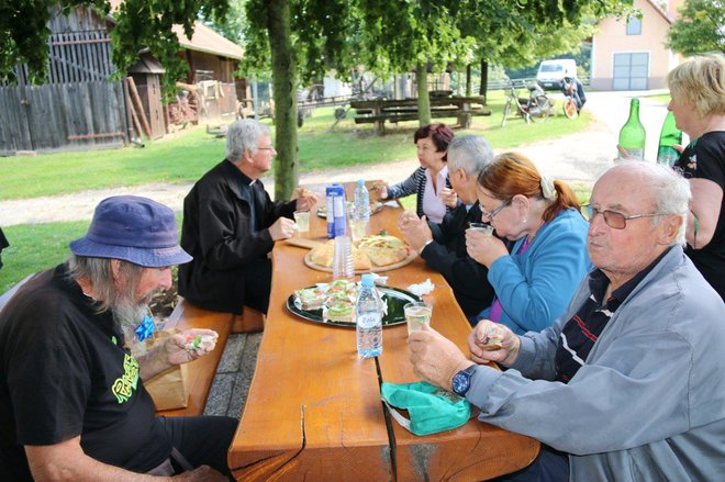 Med načrtovanimi ukrepi nove koalicije je tudi uvedba sodobnih oblik bivanja za starejše. Foto Bakal Oste