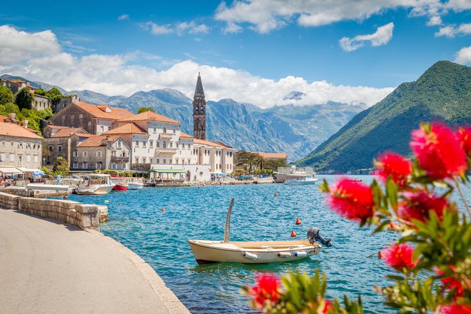 V Črni gori gostijo letno dva milijona turistov, večinoma poleti in ob obali, zato turizem pri prebivalcih vzbuja mešane občutke naklonjenosti in sovraštva. FOTO: Shutterstock.com