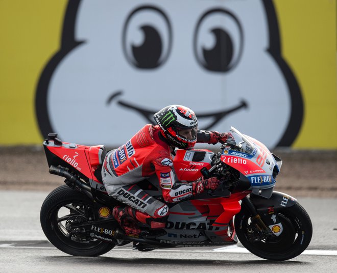 Jorge Lorenzo lovi četrto letošnjo in drugo zaporedno zmago. FOTO: Oli Scarff/AFP