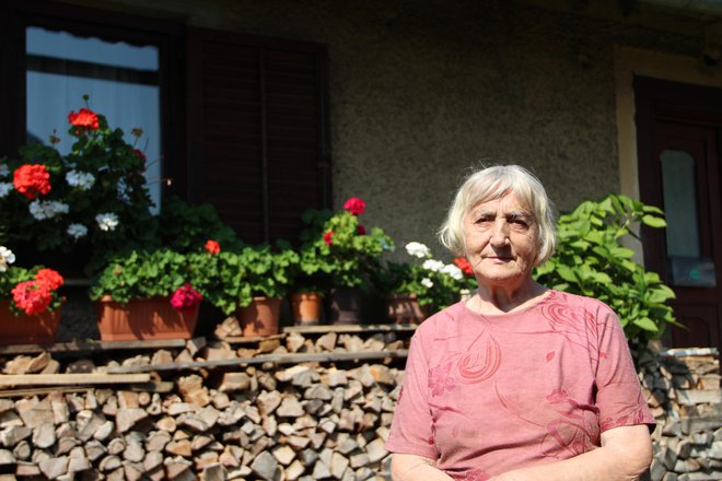 &raquo;Vsej vasi sem dolžna, pa sorodnikom in ljudem po Sloveniji,&laquo; pravi Marija Matko, skorajda 82-letna gospa, ki ji je toča sesula štiri strehe. Foto Simona Fajfar