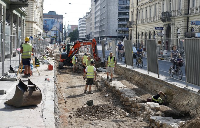 Z zaključevanjem del na Gosposvetski in Dalmatinovi se posegi v&nbsp;ljubljansko cestno infrastrukturo&nbsp;niti približno še ne končujejo.&nbsp; FOTO: Blaž Samec/delo