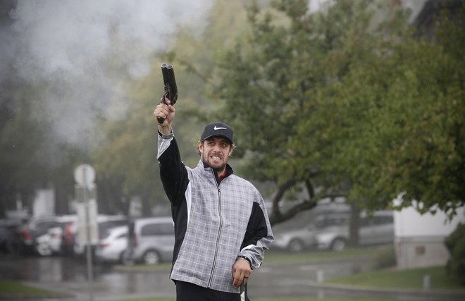 Anže Kopitar je s strelom iz pištole dal znak za začetek turnirja. FOTO: Blaž Samec/Delo
