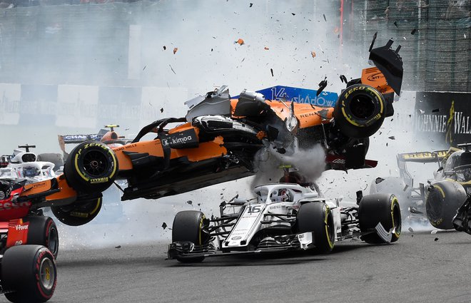 Fernando Alonso je spektakularno poletel v zrak, ko je vanj od zadaj trčil Nico Hülkenberg, vendar ni bilo nič hujšega. FOTO: AFP