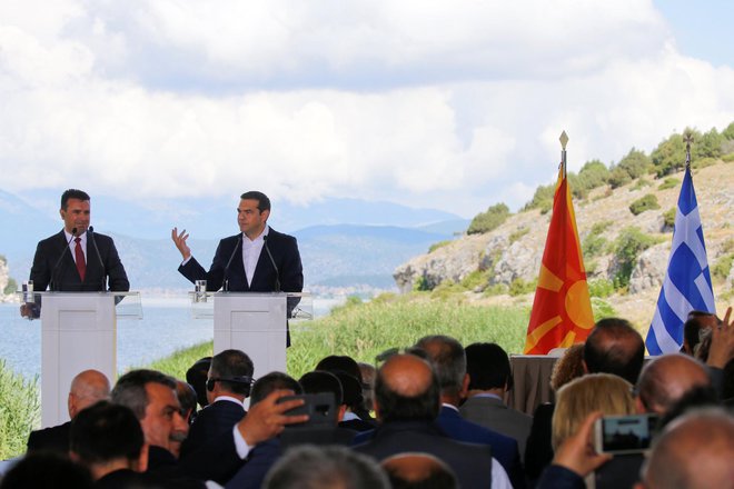 Zbrane sta pred podpisom sporazuma nagovorila grški premier Aleksis Cipras in makedonski premier Zoran Zaev. Foto Reuters