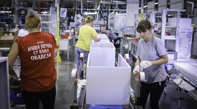 Tovarna gospodinjskih aparatov Gorenje v Valjevu, kjer dela&nbsp;1300 ljudi, ki izdelujejo hladilnike in zamrzovalnike FOTO: Jože Suhadolnik