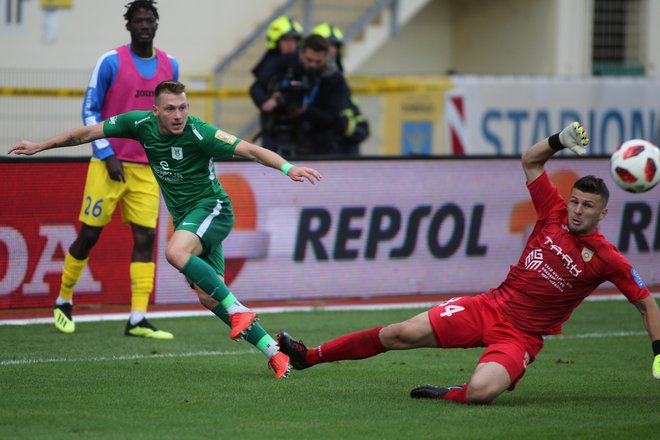 Matic Črnic stopnjuje formo iz tekme v tekmo in bo zagotovo še velik Olimpijin adut v domačem prvenstvu in v četrtek v Trnavi. Foto Tomi Lombar/Delo