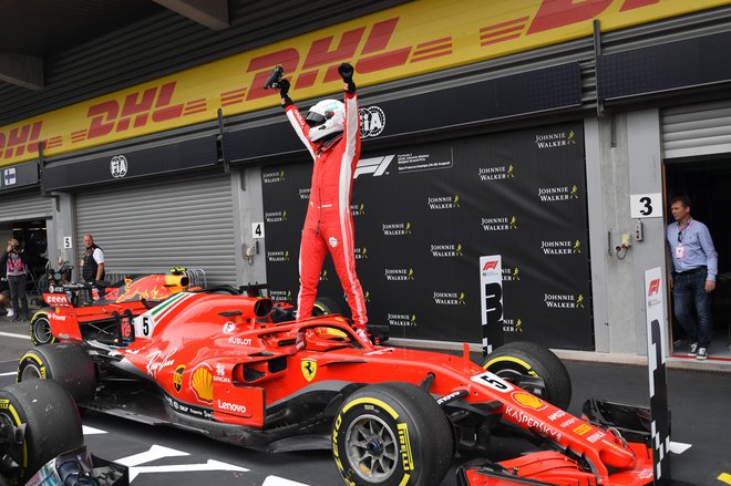 Sebastian Vettel nima nič proti, če ima njegova rdeča boginja dodatno moč pred konkurenco. FOTO: AFP