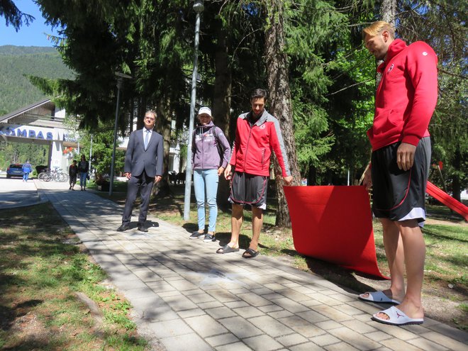 Turška moška košarkarska reprezentanca, ki je na pripravah v Kranjski Gori, je dobila svojo zvezdo na alelji slavnih pri hotelu Kompas. Odkrila sta jo reprezentanta Semih Erden (desno) in Dogus Balbay, dogodka pa se je udeležila tudi slovenska smučarska tekačica Anamarija Lampič. Foto Blaž Račič