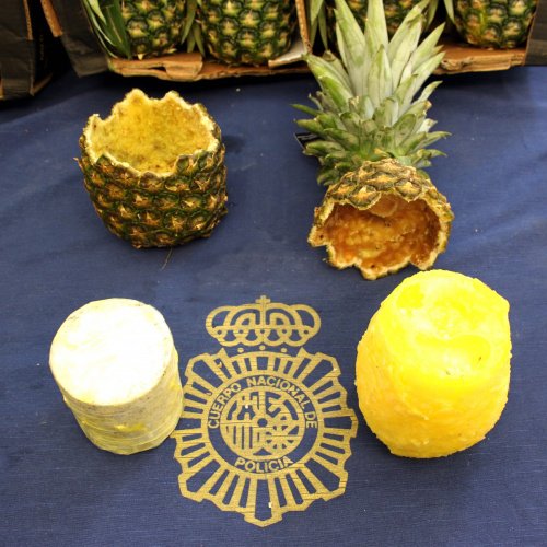 Olupek ananasa se odstrani precej lahko, nato pa je treba vosek razbiti, da se odkrije približno kilogramski kokainski tulec. FOTO: AFP