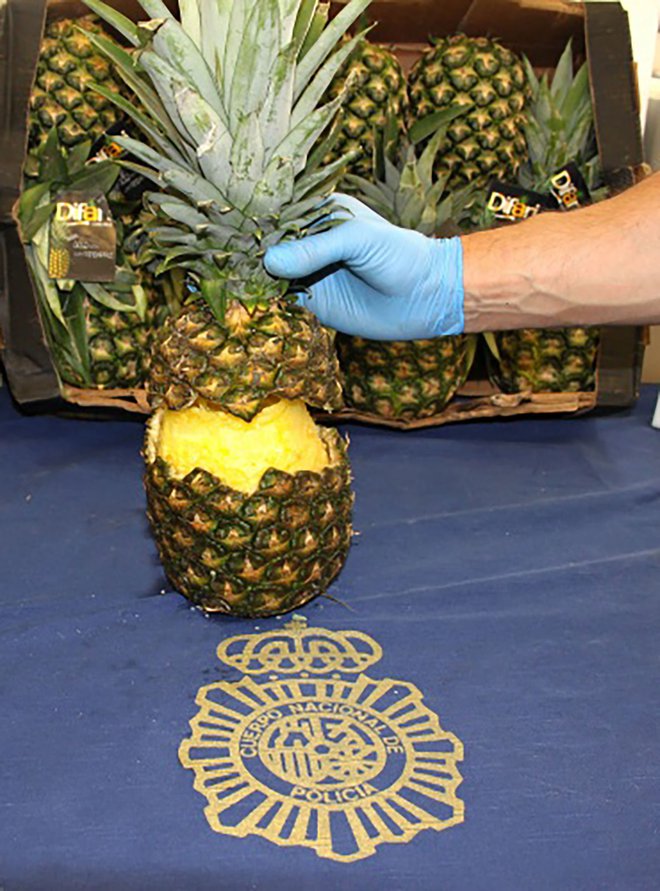 Olupek sadeža je videti kot povsem pristen, a je v njem rumen vosek, v notranjosti pa je skrit kokain. FOTO: AFP
