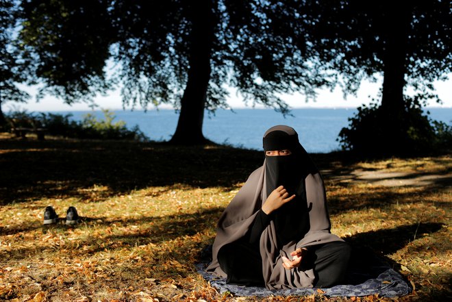 Enaindvajsetletna študentka Sabina pravi, da je prepoved burke ženske, ki si zakrivajo obraz, prisilila v izolacijo. FOTO: Andrew Kelly/Reuters