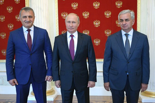 Ruski predsednik Vladimir Putin v Kremlju v družbi Anatolija Bibilova, voditelja Južne Osetije (levo), in Raula Hadžimbe, prvega moža Abhazije.<br />
Foto AP