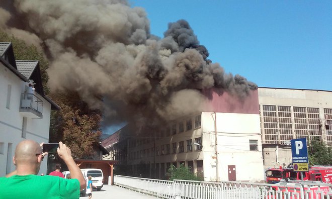 Iz objekta se je kljub gasilski intervenciji začel valiti gost dim. FOTO: Polona Malovrh