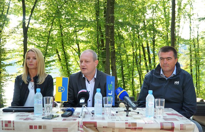 Marko Zidanšek, predsednik Mestnega odbora SLS Celje, ob predstavitvi svoje županske kandidature v Celju. Ob njem podpredsednica MO SLS Celje in nepoklicna podžupanja Darja Turk ter podpredsednik MO SLS Celje in mestni svetnik Peter Pišek. FOTO: Brane Piano