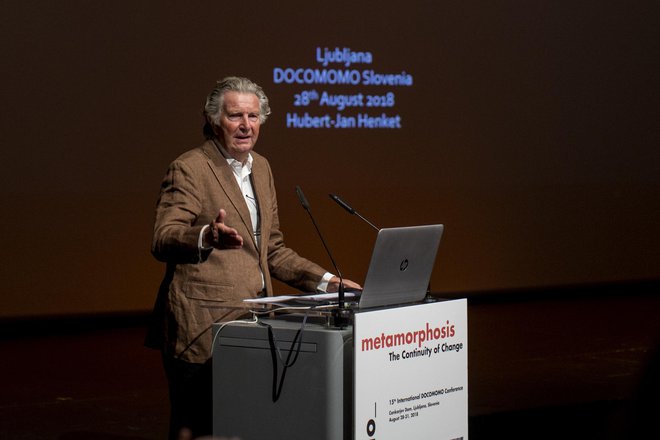 Na uvodnem predavanju je nastopil tudi ustanovitelj Docomomo, nizozemski profesor in arhitekt Hubert-Jan Henket.<br />
Foto Voranc Vogel