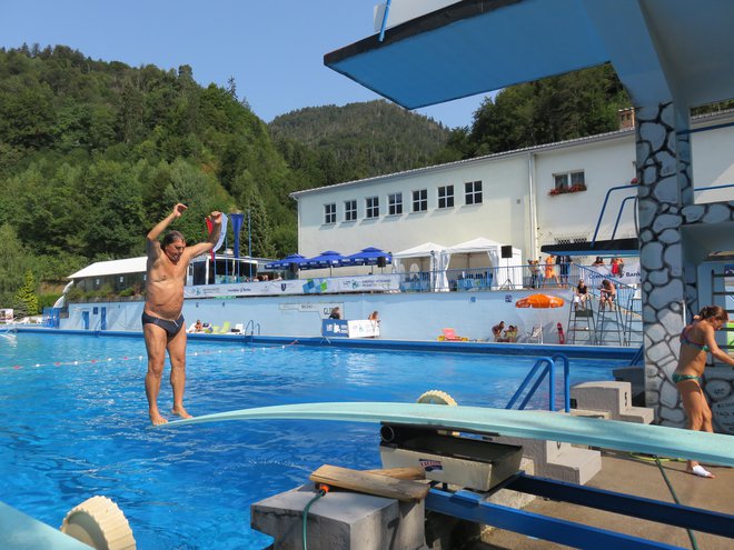 Na bazenu Ukova na Jesenicah potekajo tekmovanja v skokih v vodo v okviru evropskega veteranskega prvenstva. FOTO: Blaž Račič