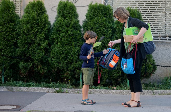 Večina otrok nosi pretežko šolsko torbo. FOTO: Blaž Samec/Delo