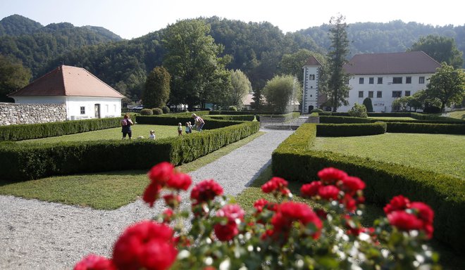 Polhograjsko graščino so v 90. letih prejšnjega stoletja povsem obnovili, tako da zdaj trdno stoji na travniku nad rečico Božno.<br />
<br />
FOTO Blaž Samec