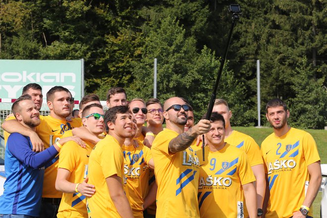 Najbolj izkušeni pri pivovarjih, krožni napadalec Igor Anić, je takole okrog sebe zbral tovariše in stisnil selfija za srečo. FOTO: Tomi Lombar