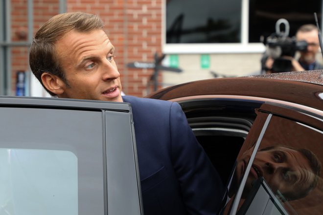 Francoski predsednik Emmanuel Macron poskuša svoje kolege prepričati, naj se zavzamejo za sklenitev tesnega partnerstva z Veliko Britanijo. FOTO: AFP