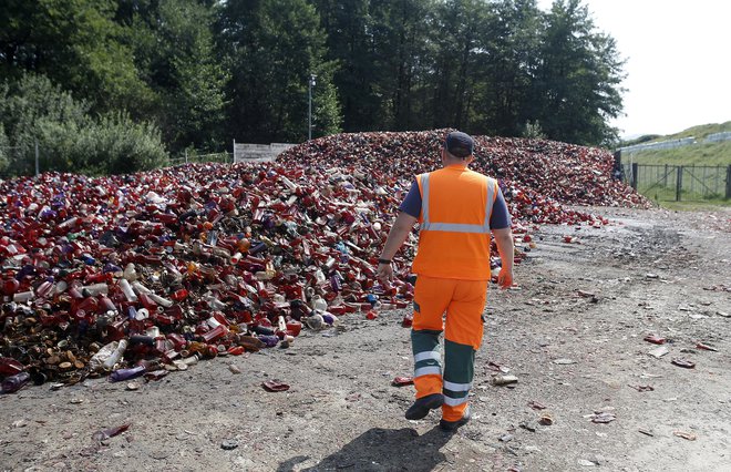 Odpadnih sveč je tudi v Ljubljani več, kot bi jih smelo biti. FOTO: Blaž Samec/Delo