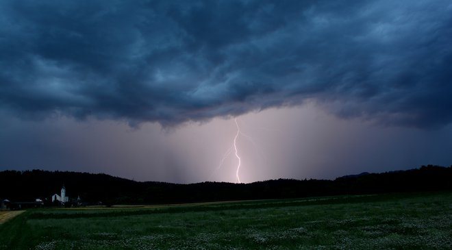 Prejšnjo noč so imeli gasilci veliko dela. FOTO: Bralec Egon