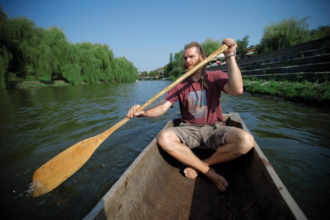 Šestčlanska ekipa Navis International je z deblakom na mednarodni regati na Špici v svoji kategoriji zmagala, v absolutni konkurenci pa osvojila drugo mesto. Na fotografiji član ekipe arheolog Matic Perko.<br />
FOTO: Jože Suhadolnik