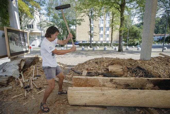 Prvi letošnji deblak je nastal z železnim orodjem, pri drugem pa so preizkusili kamnito.<br />
FOTO: Jože Suhadolnik