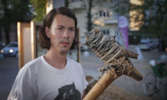 Matic Perko je skupaj s kolegom Ladislavom Durankom (na fotografiji) v zadnjih treh letih poleg letošnjih prazgodovinskih deblakov izdelal še dva rimskodobna.<br />
FOTO: Jože Suhadolnik