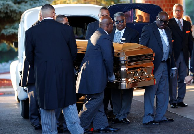 Krsta Arethe Franklin ob prihodu na pogrebno slovesnost FOTO: Reuters