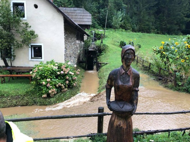 Zaradi močnega deževja je davi hitro narasel potok Šentanelska reka v Dolgih Brdih in ogrožal mlin. FOTO: PGD Prevalje