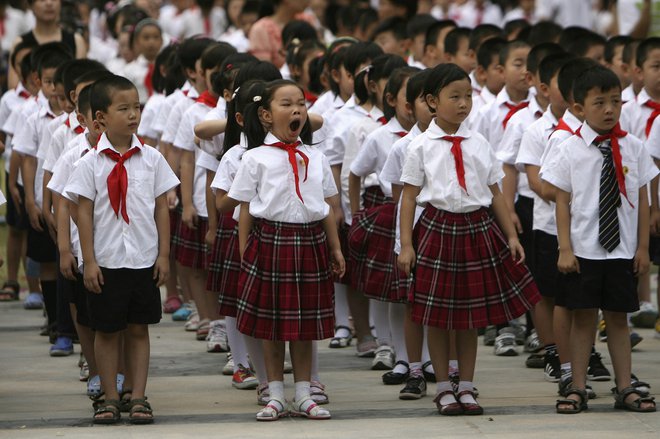 Pupils attend a ceremony to mark the first day of the new semester at a primary school in Nanjing, Jiangsu province September 1, 2010. Chinese schools have to get their students to be creative and think for themselves, Premier Wen Jiabao told officials, in reference to the rote-learning deeply ingrained in the national education system.  To match Reuters Life! CHINA-EDUCATION/   REUTERS/Jeff Xu (CHINA - Tags: EDUCATION SOCIETY IMAGES OF THE DAY) - GM1E69111YJ01