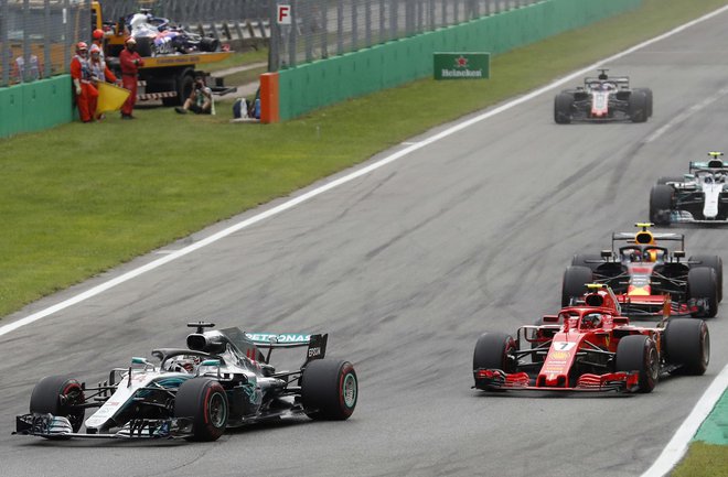 Mercedesov zvezdnik Lewis Hamilton (levo) je v dvoboju za zmago v Monzi vendarle strl odpor Ferrarijevega asa Kimija Räikkönena (desno). FOTO: AP