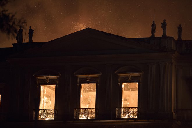 V muzeju so hranili številne predmete iz brazilske zgodovine, pa tudi iz drugih držav. FOTO: AP