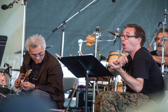 Marc Ribot (levo), John Zorn in Cyro Baptista Foto Tim Bugbee