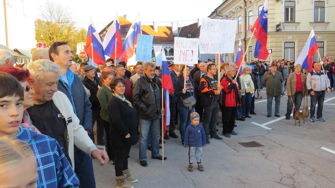 Podoben protestni shod se je zgodil pred dvema letoma v Črnomlju in zdaj ga z isto zahtevo organizirajo tudi v Metliki. FOTO: Bojan Rajšek/Delo