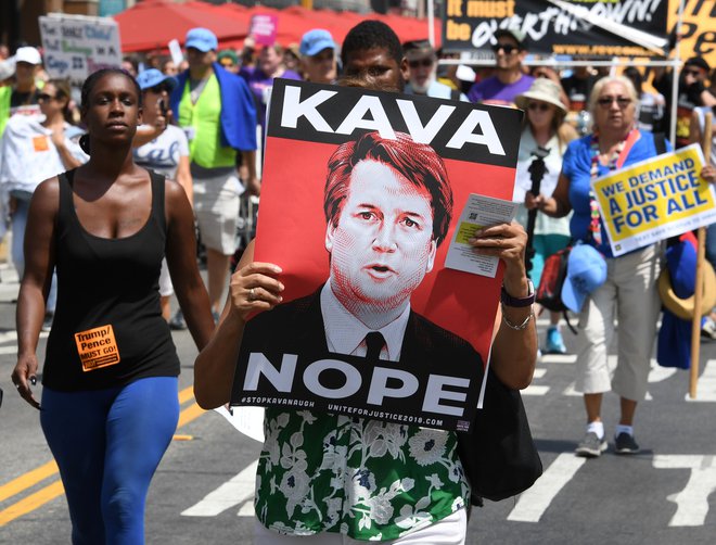 Množica protestira proti Brettu Kavanaughu. FOTO: Mark Ralston/Afp