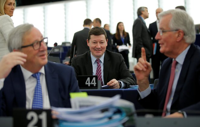 Martin Selmayr za predsednikom evropske komiisje Jean-Claudom Junckerjem in glavnim pogajalcem za brexit Michelom Barnierem. FOTO: REUTERS/Vincent Kessler