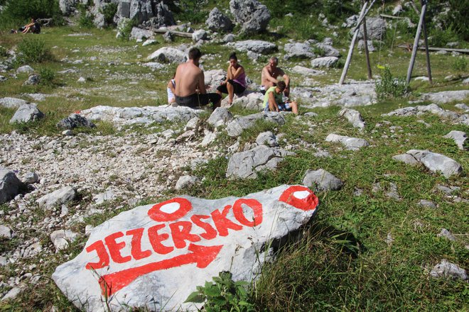 Hkrati z lokalnimi volitvami bodo imeli na Jezerskem najbrž tudi referendum, ki ga je zaradi načrtovane zamenjave poldrugega hektarja nenaseljenega, skalnatega območja jezerske občine z občino Kamnik zahteval svetnik SDS Primož Muri. Foto Špela Ankele