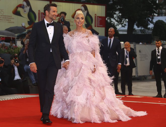 Igralka in pevka Lady Gaga ter igralec in režiser Bradley Cooper na rdeči preprogi v Benetkah pred premiero hvaljenega filma <em>Zvezda je rojena</em>. FOTO: AP/Invision/Joel C Ryan<br />
&nbsp;