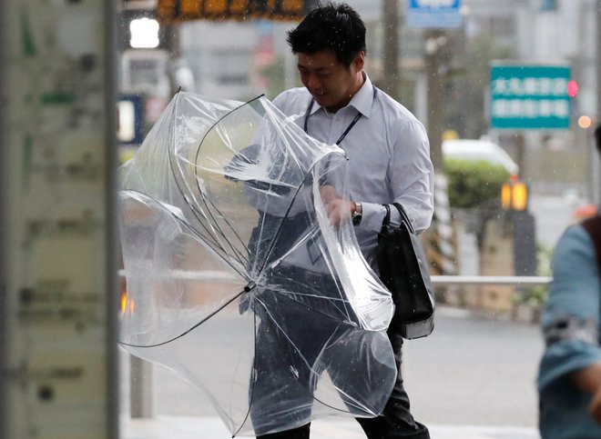 Kot opozarjajo japonski meteorologi, padavine jutri še ne bodo ponehale. FOTO: Toru Hanai/Reuters