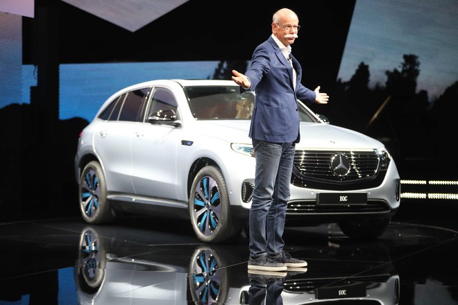 Električni SUV EQC je v galeriji Artipelag v Stockholmu predstavil javnosti prvi mož Daimlerja in Mercedesa Dieter Zetsche. FOTO: AFP