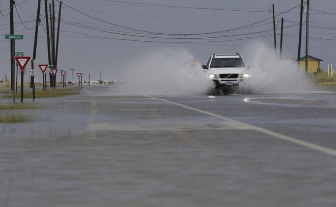 Naraslo vodovje je poplavilo mnoge ceste. FOTO: AFP